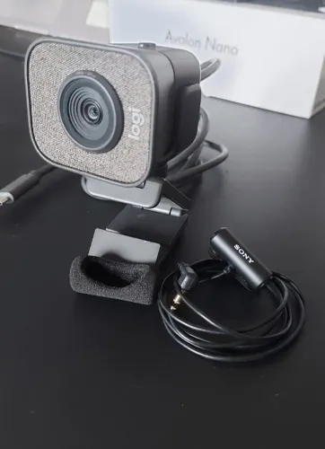 Webcam Full HD Logitech StreamCam Plus + Microfone de Lapela Sony Ecm-LV1