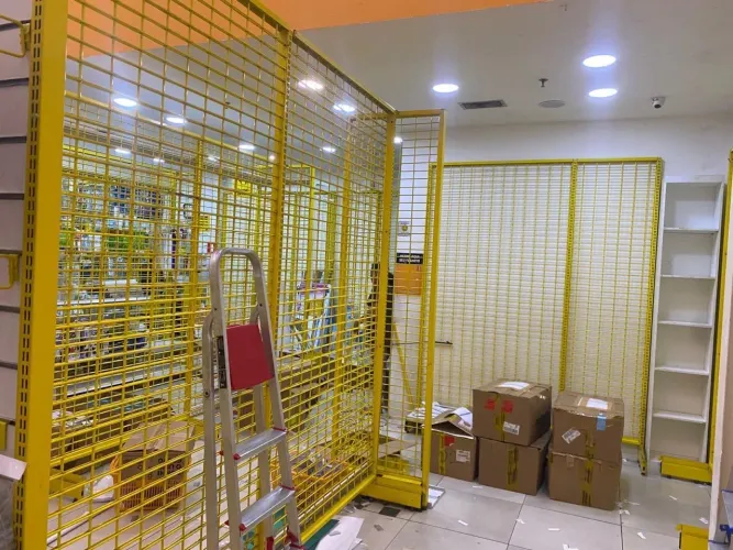 Prateleiras e Estruturas Metálicas para Loja de 80m² - Excelente Oportunidade!