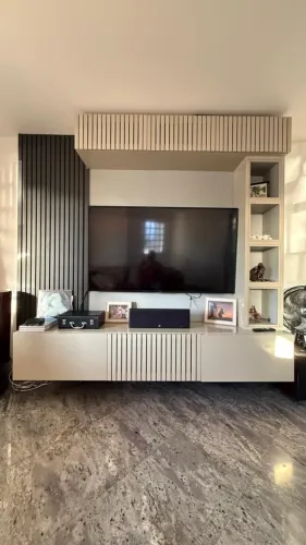 Painel para TV com Rack Suspenso e Ripado Planejado em MDF - Excelente Estado