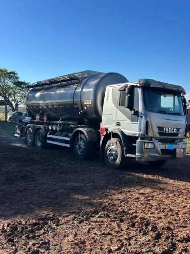 Caminhão Tanque Iveco Tector 240E25 Bitruck