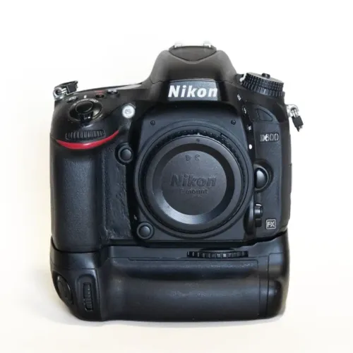 Nikon D600 com grip carregador e 3 baterias