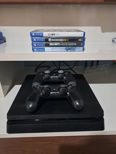 PS4 Slim 1 TB 2 controles e 4 jogos