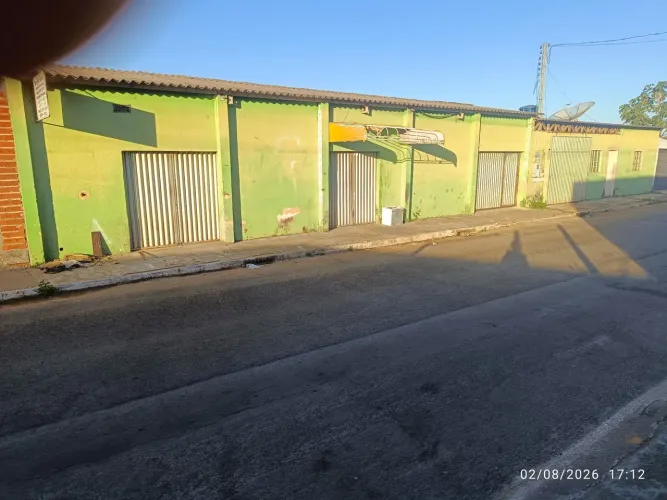 Um galpão comercial mais uma casa