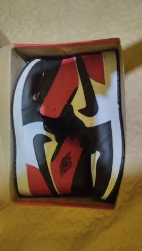 Tênis Jordan vermelho usado