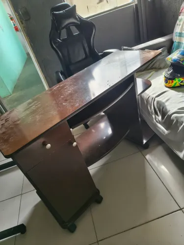 Mesa de computador 100$ pra ir embora