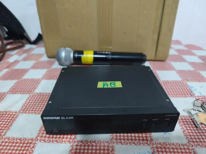 Dois par de microfone Shure sem fio