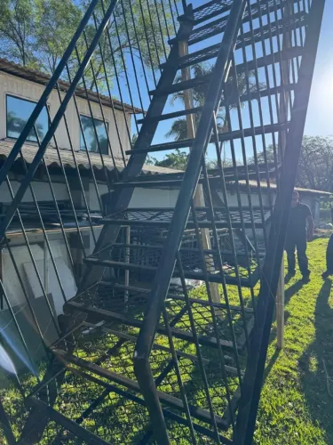 ESCADA DE FERRO COM 12 DEGRAUS E PROTEÇÃO