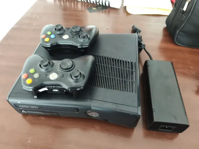 XBOX 360 SLIM + RGA 3.0 + 500GB + CONTROLES