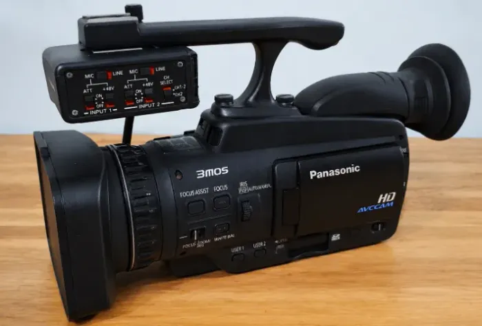 Filmadora Panasonic AG-HMC40 + Adaptador de Áudio XLR + Bateria Extra