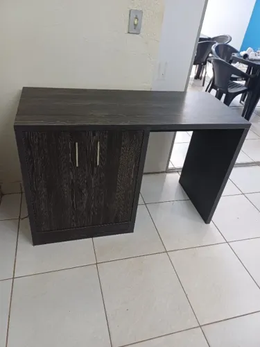 MESA COM ARMÁRIO - 2 PORTAS - EM MADEIRA