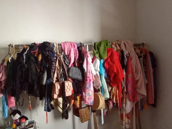 Basar cheio de novidades de roupas de todos os modelos tanto masculino quanto feminino