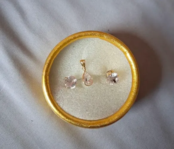 Vendo conj de brincos e pingente de ouro e zirconia