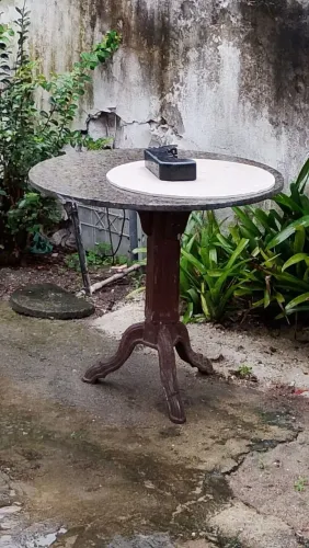 Mesa de ferro modelo boteco com tampo de mármores 