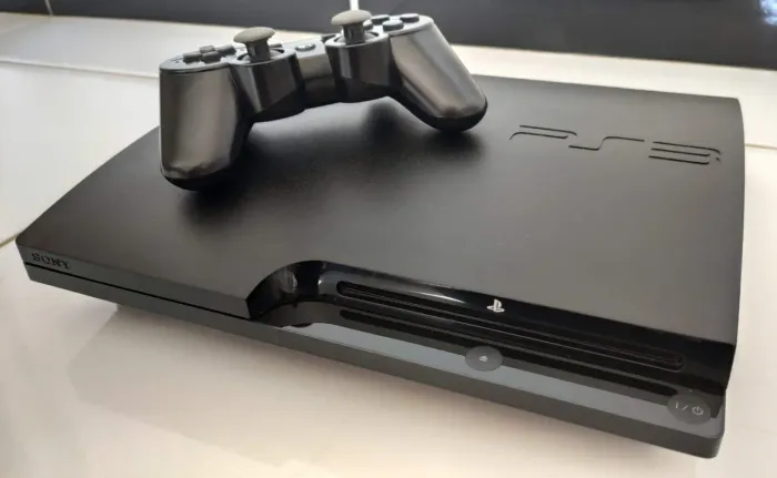 PS3 Slim Desbloqueado Zerado 250G com dois controles..(lotado de jogos)