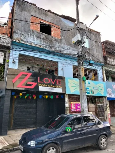 Vende-se um prédio com casas e comércios