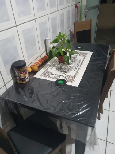 Mesa com 4 cadeiras, muito  conservado, sem nenhum estrago.