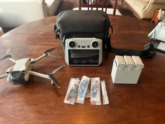 DJI Mini 3 Fly More Combo com tela (RC), 3 baterias e bolsa