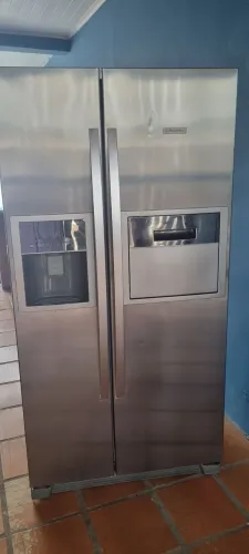 Sid by side Electrolux com home bar