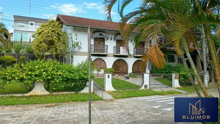 LINDA CASA NOBRE EM CONDOMÍNIO FECHADO DE BLUMENAU