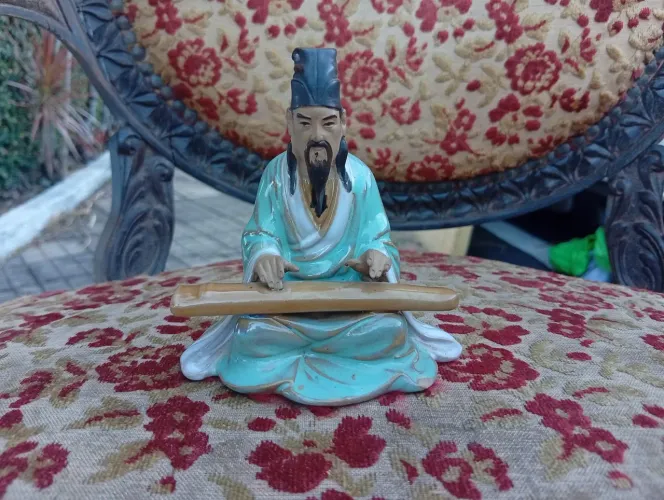 Estatueta de porcelana chinesa policromada figura de Samurai sentado e seu instrumento