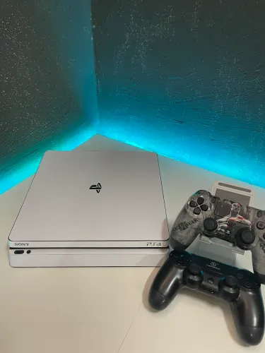 Ps4 slim + 2 manetes
