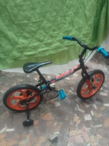 Bicicleta infantil aro 16 Homem-Aranha completa praticamente Nova impecável