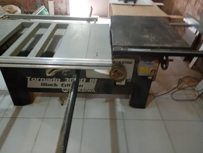 Esquadrejadeira tornado 3000