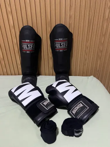 Kit Muay Thai / Boxe - Luvas 14oz + Bandagens + Caneleiras