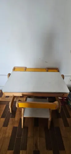 Mesa de estudos infantil em madeira maciça