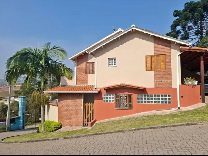 Casa em Condomínio Fechado em São Roque!