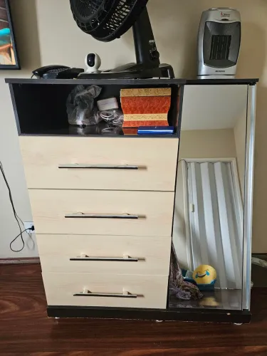 Cômoda com 4 gavetas e porta de espelho com 4 divisórias