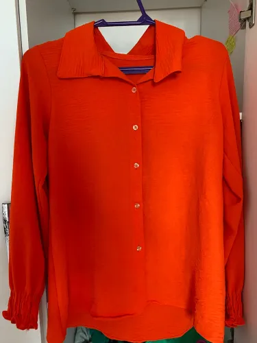 Blusa laranja com manga longa