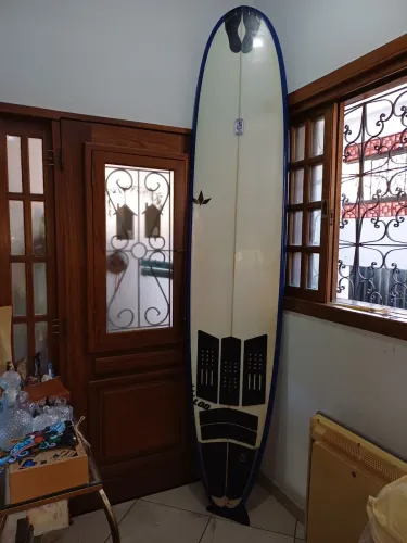 Longboard 9,0 completo c/quilhas, capas, estrepe, raspador, parafina e chave de quilhas