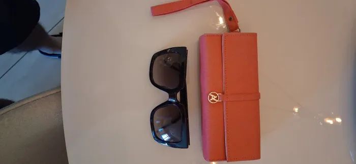 Óculos sol feminino novo de R$ 800 por R$ 370,00
