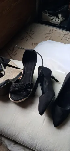 Dois sapatos lindos pouco usado,tamanho 34. Não faço entrega tem que buscar