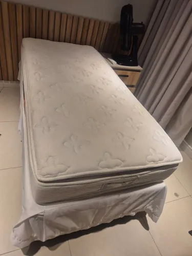 CAMA BOX MOLAS ENSSACADAS C/ PILLOW TOP MUITO NOVA