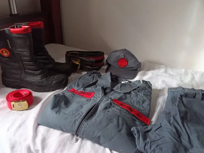 Vendo uniforme completo de Bombeiro Civil, tamanho GG