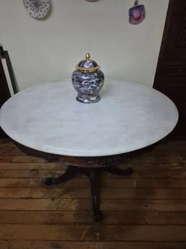 Mesa redonda de jacarandá. 