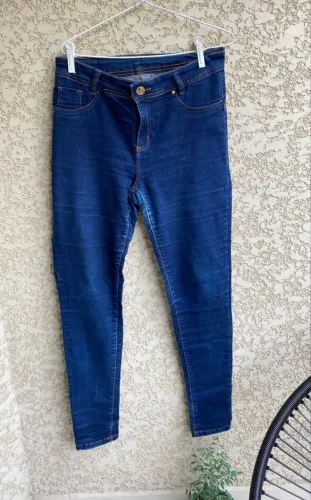 calça jeans skinny com lavagem azul escuro