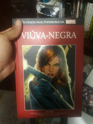 Viúva Negra Salvat Capa vermelha - Os maiores herois da terra