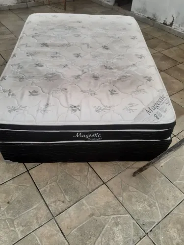 Cama de casal box com colchão de molas