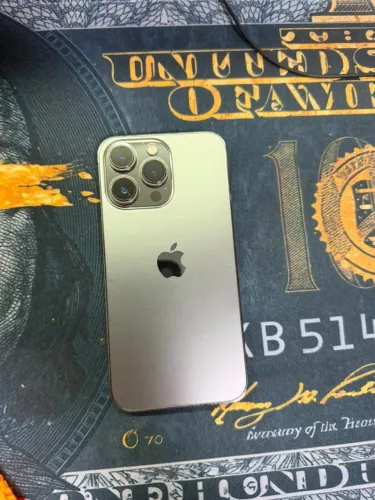 vendo iphone 13 pro, preto, todo original, 76% de saúde de bateria, seminovo