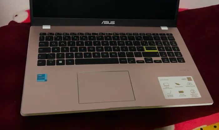 Notebook Asus novo, usado poucas vezes e conservado.