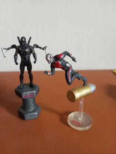 Boneco homem e jaqueta amarela