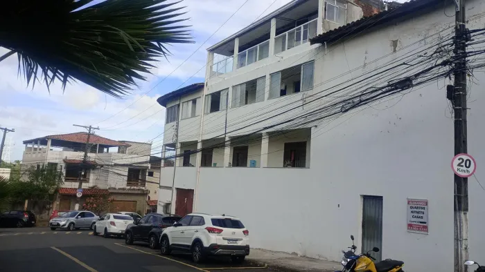 Quartos e kitnets mobiliados em cond fechado. Paralela.