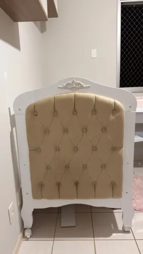 Berço com capitonê acompanha colchão