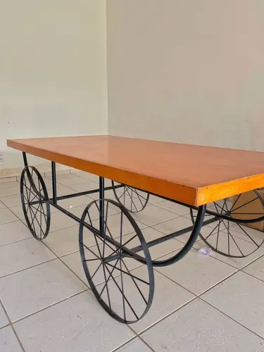 Mesa estilo carrinho provençal.