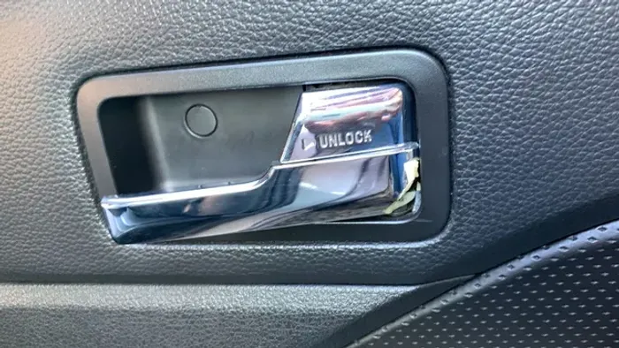 Maçaneta Interna Traseira Direita Ford Fusion c/detalhes