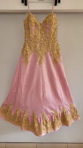 Vestido de festa rosa com renda dourada e pedraria