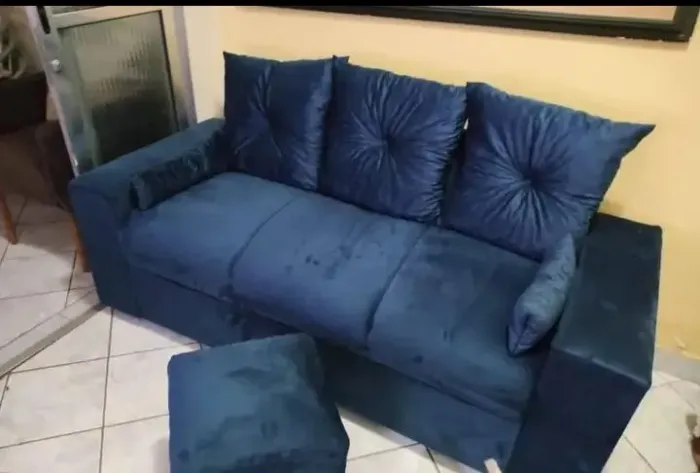 Sofá Azul com Puff - Conforto e Estilo para sua Sala